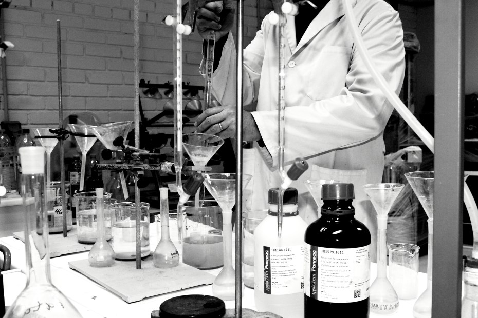 química trabajando bn.JPG